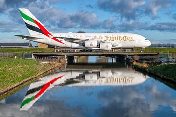 Emirates Airbus A380 reflectie in het water van Arthur Bruinen