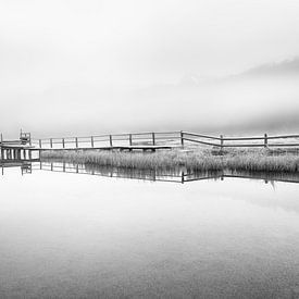 Paysage paisible au bord du lac en noir et blanc sur Manfred Voss, Photographie Noir et Blanc