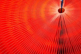 Détail d'un harmonica géant rouge