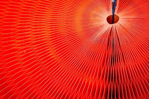 Détail d'un harmonica géant rouge