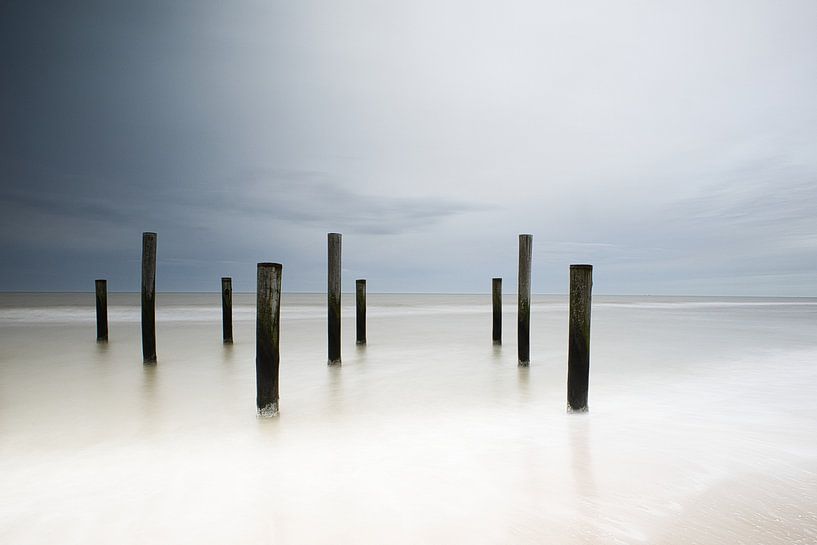 Palen in zee bij petten van peterheinspictures