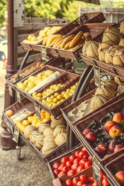 Fruitmarkt langs de straat van Joost Prins Photograhy