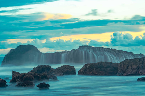 Die unberührte Turquoise Bay und tropische Küstenklippen