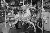 Photo en noir et blanc d'un carrousel