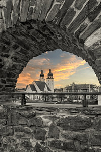 Blick auf die Stadtkirche aus dem alten Schloss im Plauen Vogtland Ostdeutschland Sonnenuntergang Vertikal