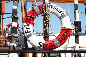 Reddingsgordel van zeilschip Fridtjof Nansen, Wismar, Mecklenburg-Vorpommern, Duitsland, Europa van Torsten Krüger