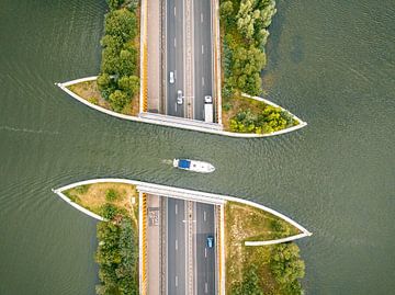 Aquadukt Veluwemeer im Veluwemeer mit einem vorbeifahrenden Boot von Sjoerd van der Wal Fotografie