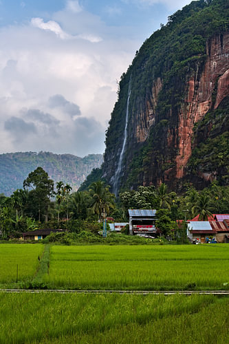 Traditionelle ländliche Landschaft mit einem Wasserfall „'“ auf Sumatra