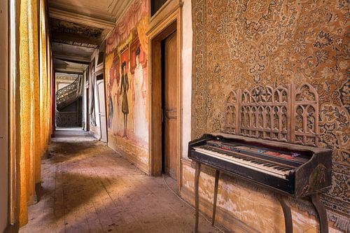 Couloir dans un château abandonné.