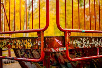 Rode Leuning & Graffiti – Skate Ramp in Herfstkleuren