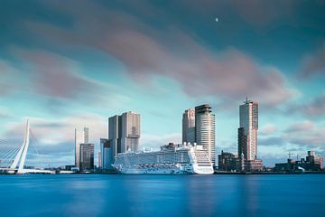 De skyline van Rotterdam met cruiseschip van Miranda van Hulst