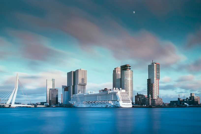 De skyline van Rotterdam met cruiseschip van Miranda van Hulst