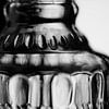 Bouteille de verre en noir et blanc sur Caroline Meister