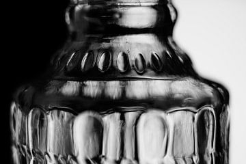 Glazen fles in zwart en wit van Caroline Meister