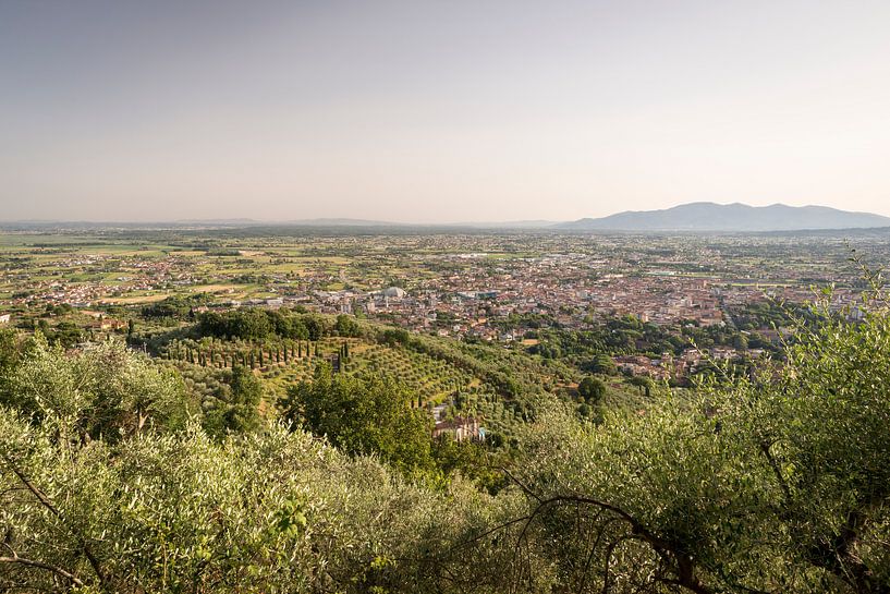 Uitzicht op Montecatini Terme in Toscane van Christian Reijnoudt