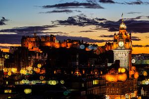 Edinburgh mit dem Balmoral Hotel und dem Edinburgh Castle mit Bokeh