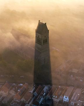 Martinikerk Bolsward in de Mist – Ochtendlicht boven de Stad van Ewold Kooistra