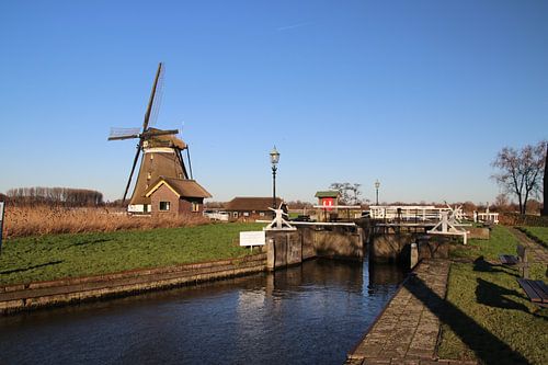 Eendragtsmolen met Sluis aan de Rottemeren in Zevenhuizen