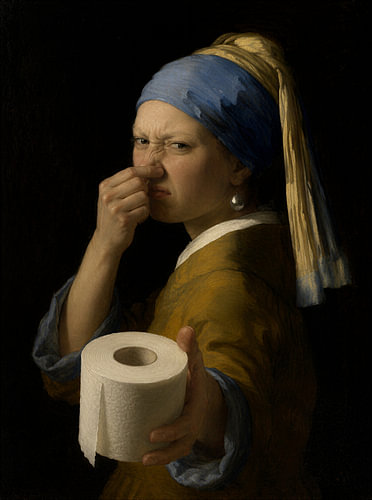 La fille au rouleau de papier toilette