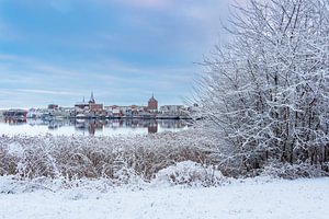 Blick über die Warnow auf die Hansestadt Rostock im Winter
