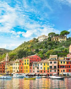 Blick auf Portofino, das Dorf und den Yachthafen. Ligurien, Italien