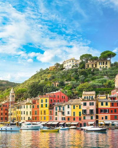Uitzicht op Portofino, het dorp en de jachthaven. Ligurië, Italië