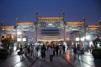 Qianmen Einkaufsstraße, Turm und Zeremonienbogen 01 Abend