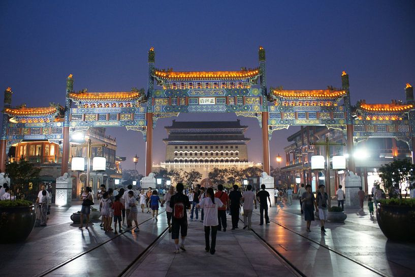 Qianmen Einkaufsstraße, Turm und Zeremonienbogen 01 Abend von Ben Nijhoff