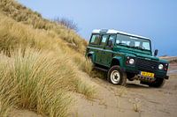 Landrover Defender im Sand der Dünen.