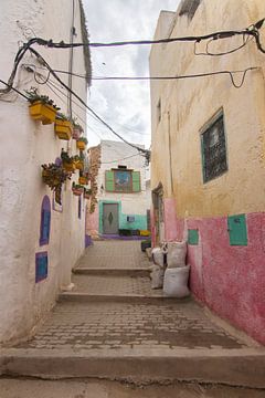 Marokko straat print met pastel kleuren | Wall art Morocco | straatfotografie | Reisfotografie van Kimberley Helmendag