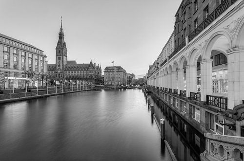 Hamburg Alsterarkaden und Rathaus schwarz-weiß