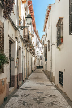 Zonovergoten steegje in El Albaicín, Granada