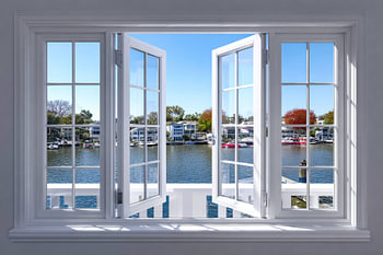 schöner Blick auf das Wasser hinter dem Haus