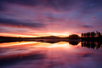 Sonnenaufgang hinter einem schwedischen See