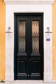 Dunkelgrüne Tür in Athen von Levfotografie