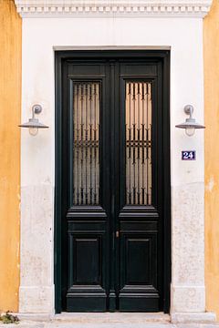 Donker groene deur in Athene van Levfotografie