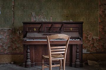 Klavier in Verlassenem Schloss von PixelDynamik