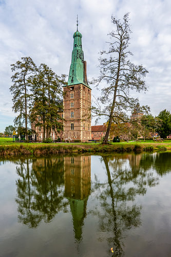 Kasteel Raesfeld  Noordrijn-Westfalen in portretstand met reflectie