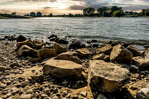 Zonnestralen over de Rijn