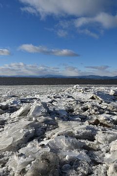 Le fleuve en hiver sous un ciel bleu sur Claude Laprise