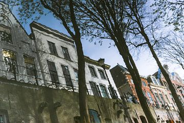 Reflet des maisons du canal dans l'eau de l'Oudegracht à Utrecht. One2expose Wout Kok Pho sur Wout Kok