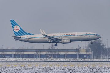 KLM Boeing 737-800 (PH-BXA) in de winter. van Jaap van den Berg