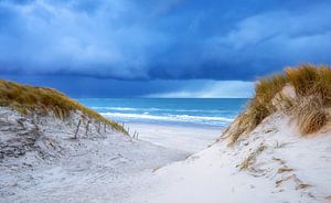 Bewölkter Himmel und Strandaufgang.