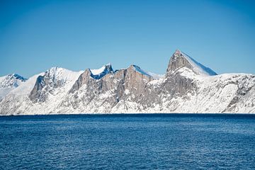 Fjord auf Senja mit Blick auf den Hester von Leo Schindzielorz