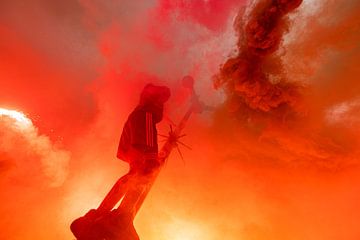 Supporter tijdens huldiging in het voorwerk van Feyenoord Kampioen