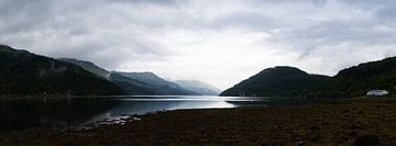Panorama zicht op Gare Loch in Argyll and Bute Schotland van Leoniek van der Vliet