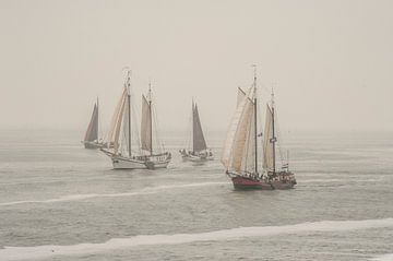 Oude schepen op de Waddenzee van Margreet Frowijn