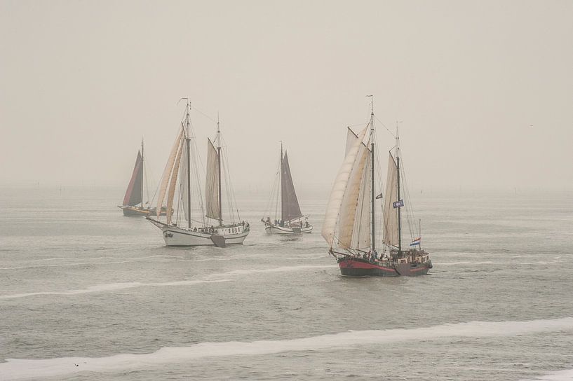 Oude schepen op de Waddenzee van Margreet Frowijn