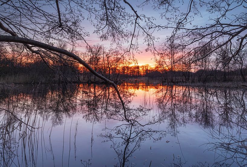 Zonsondergang Elsburger Onland Groningen (Nederland) van Marcel Kerdijk