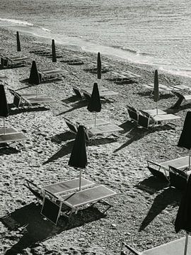 De lege strand stoelen | zwart-wit fotografie van Ezme Hetharia